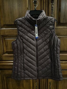 NWT Packable Quilted Sleeveless Vest - Plum Color - Large
